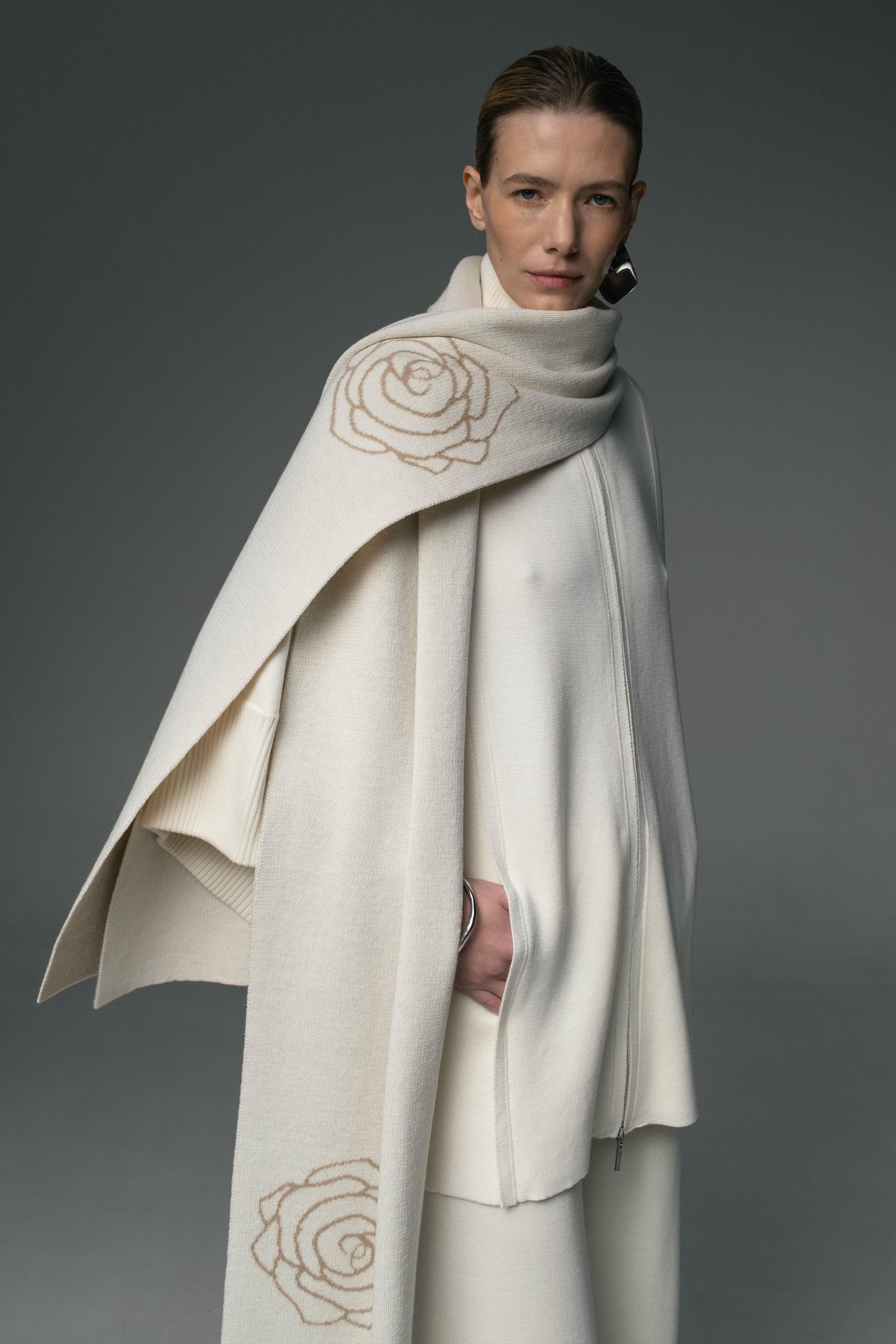 Gewebter Schal aus Merinowolle mit Rosenmuster