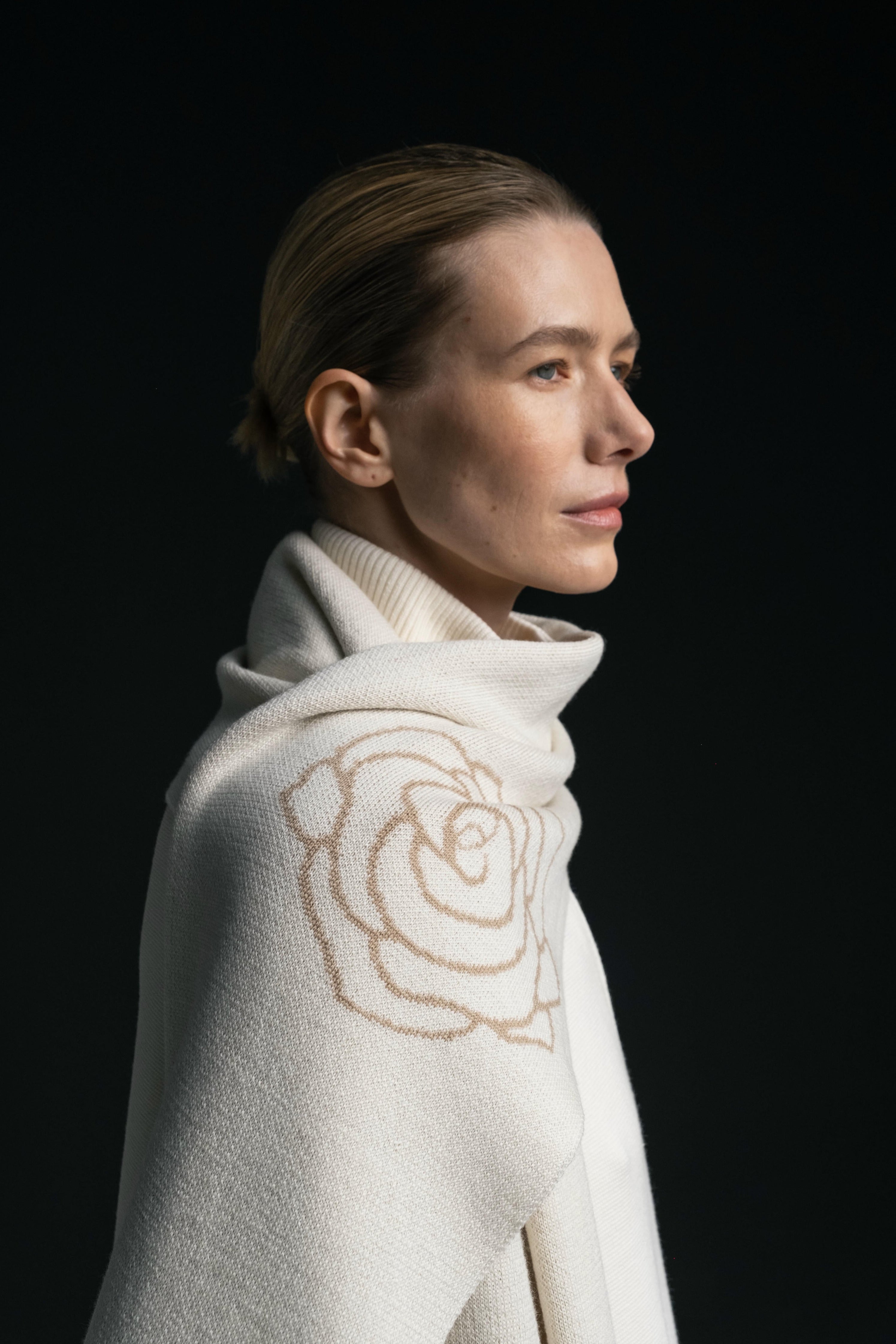 Gewebter Schal aus Merinowolle mit Rosenmuster