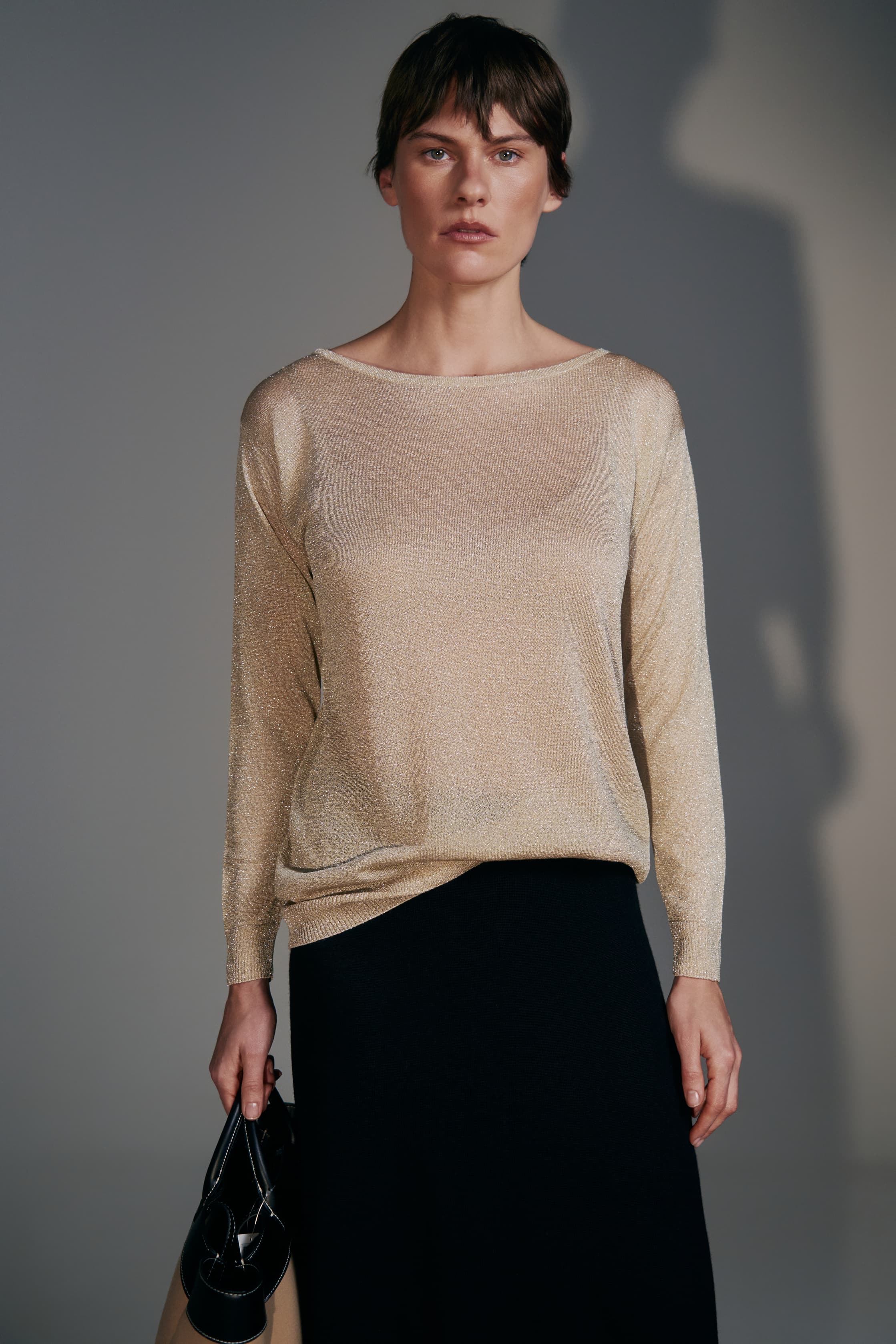 Glitzerndes Stricktop mit U-Boot-Ausschnitt