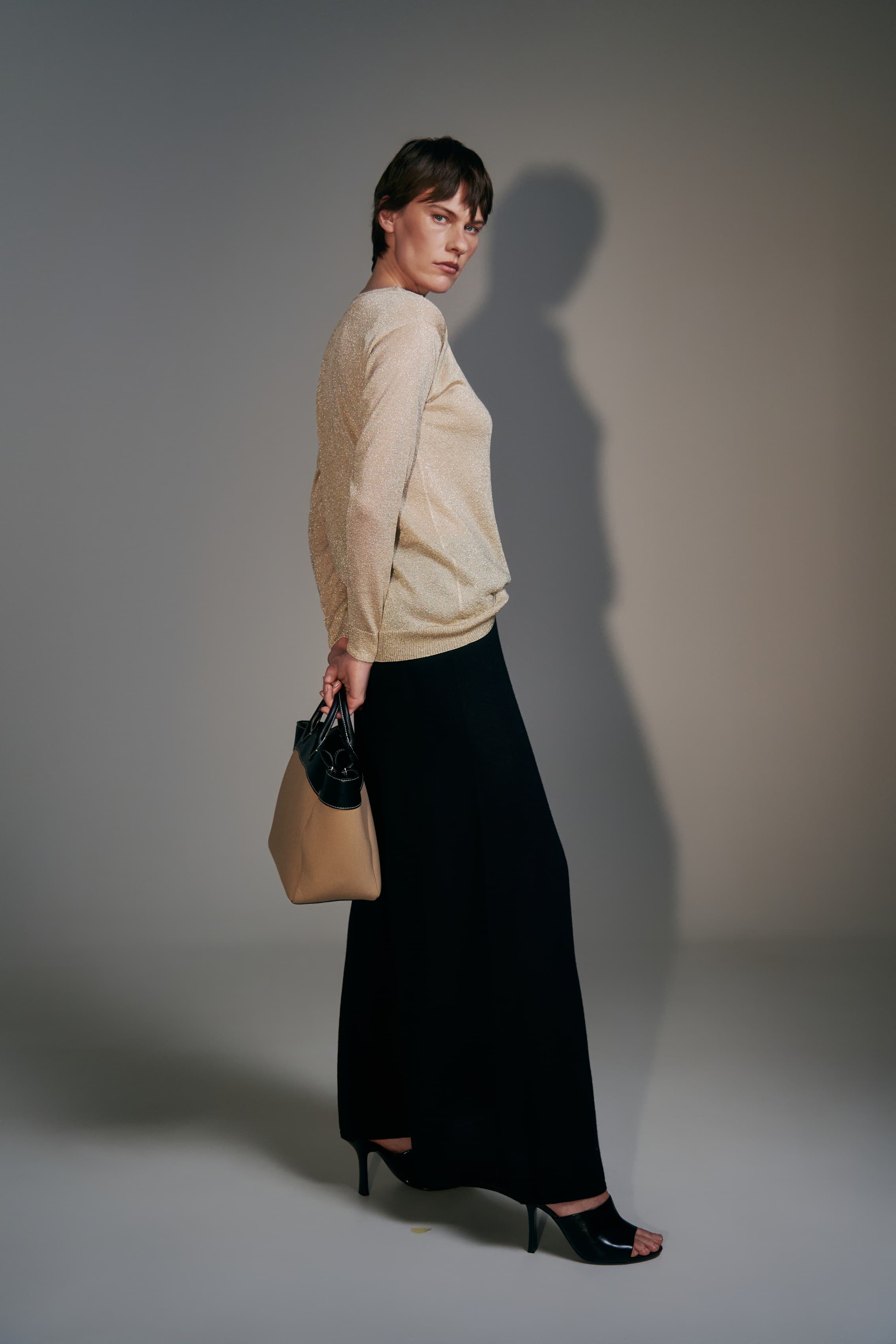 Glitzerndes Stricktop mit U-Boot-Ausschnitt