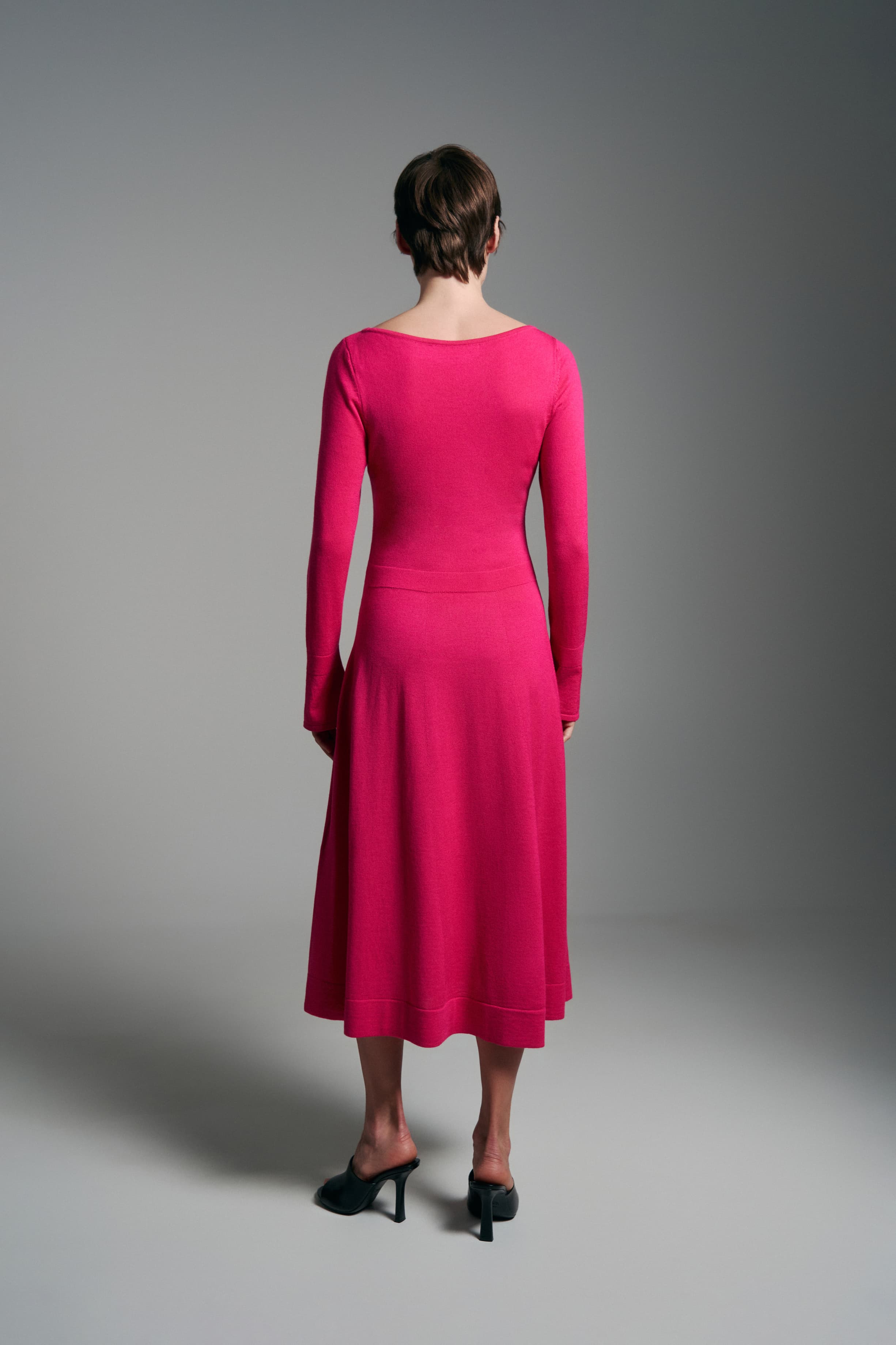 Ausgestelltes Midikleid