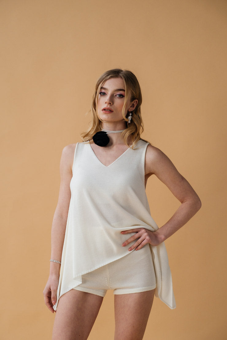 Asymmetrisches Merino-Oberteil mit V-Ausschnitt