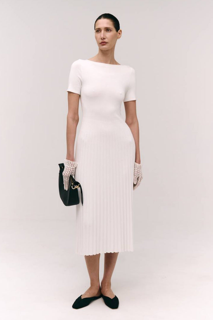 Plissiertes Kleid mit kurzen Ärmeln