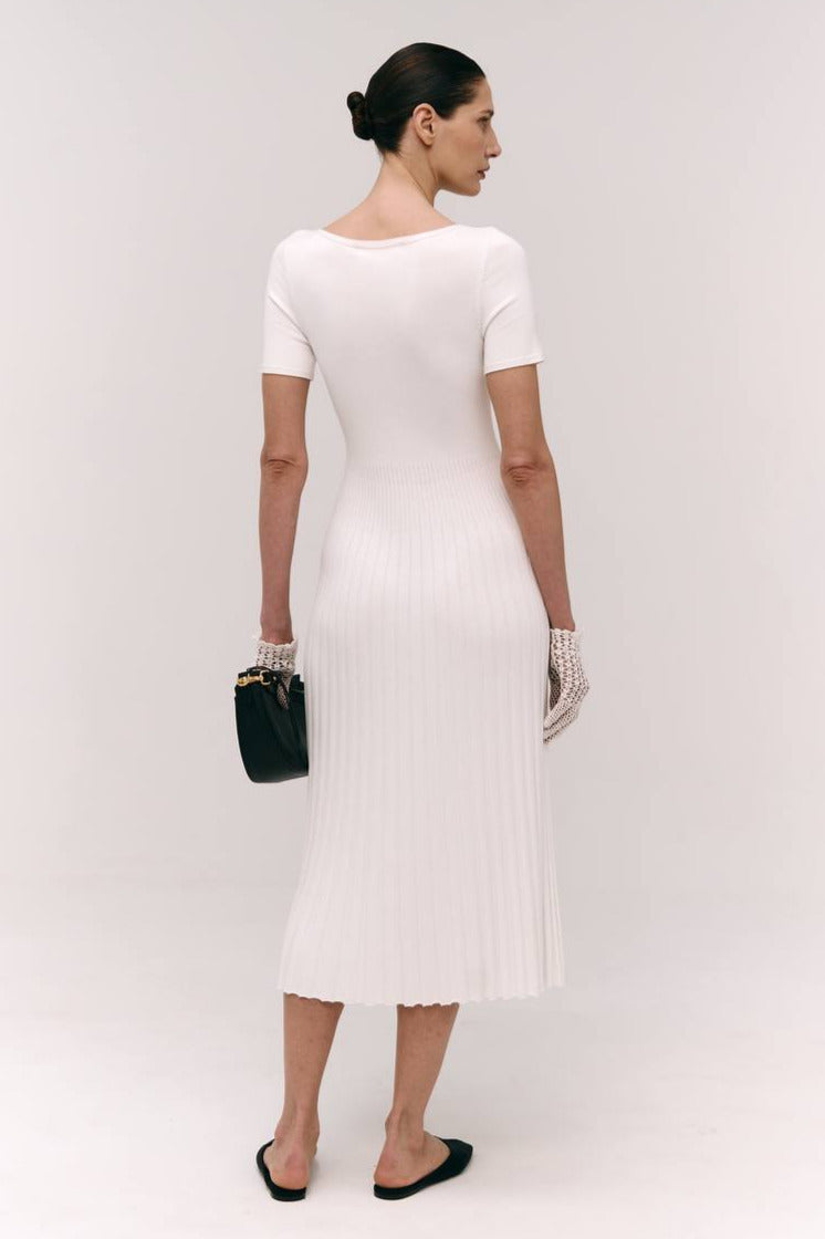 Plissiertes Kleid mit kurzen Ärmeln
