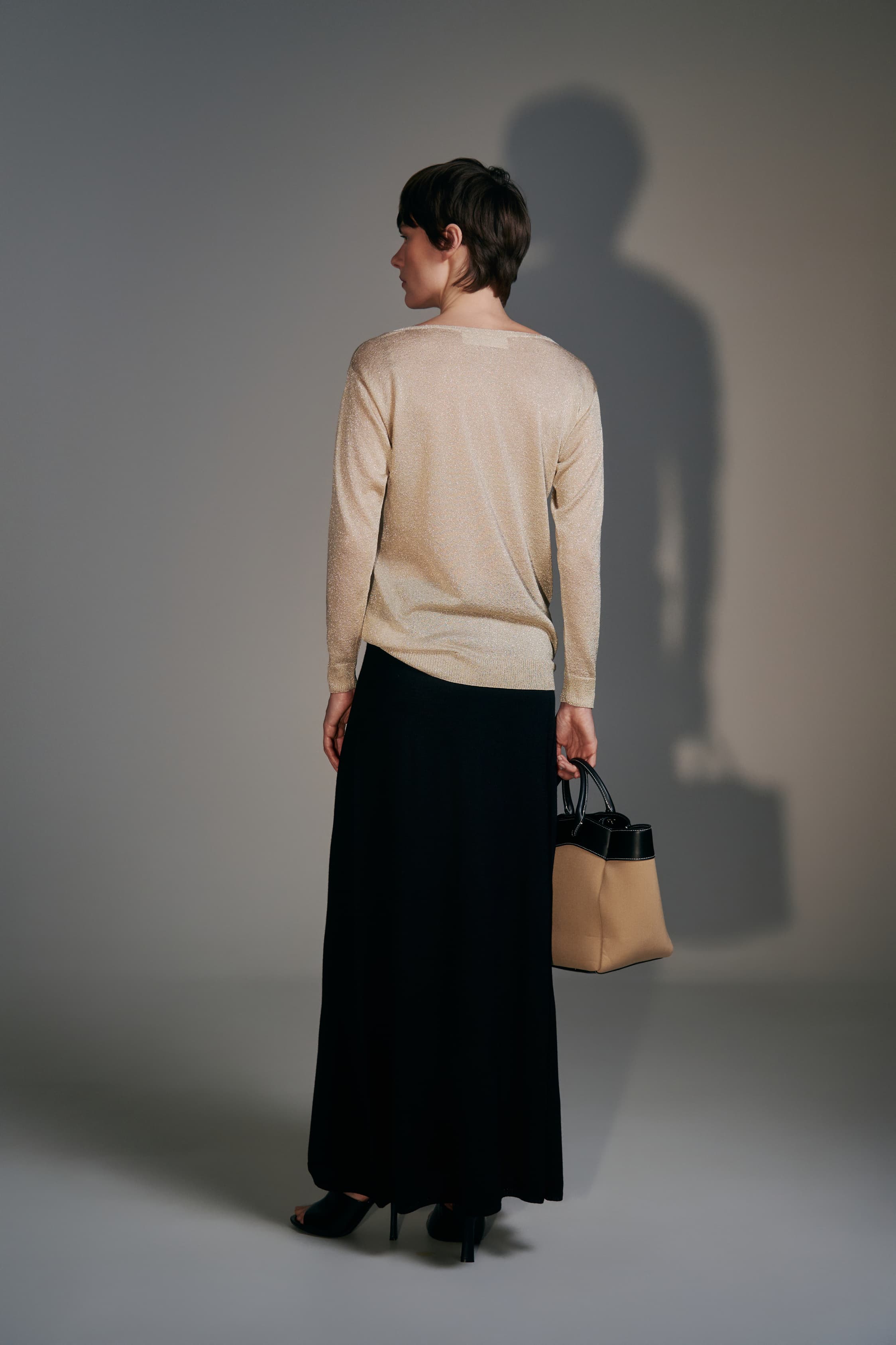 Glitzerndes Stricktop mit U-Boot-Ausschnitt