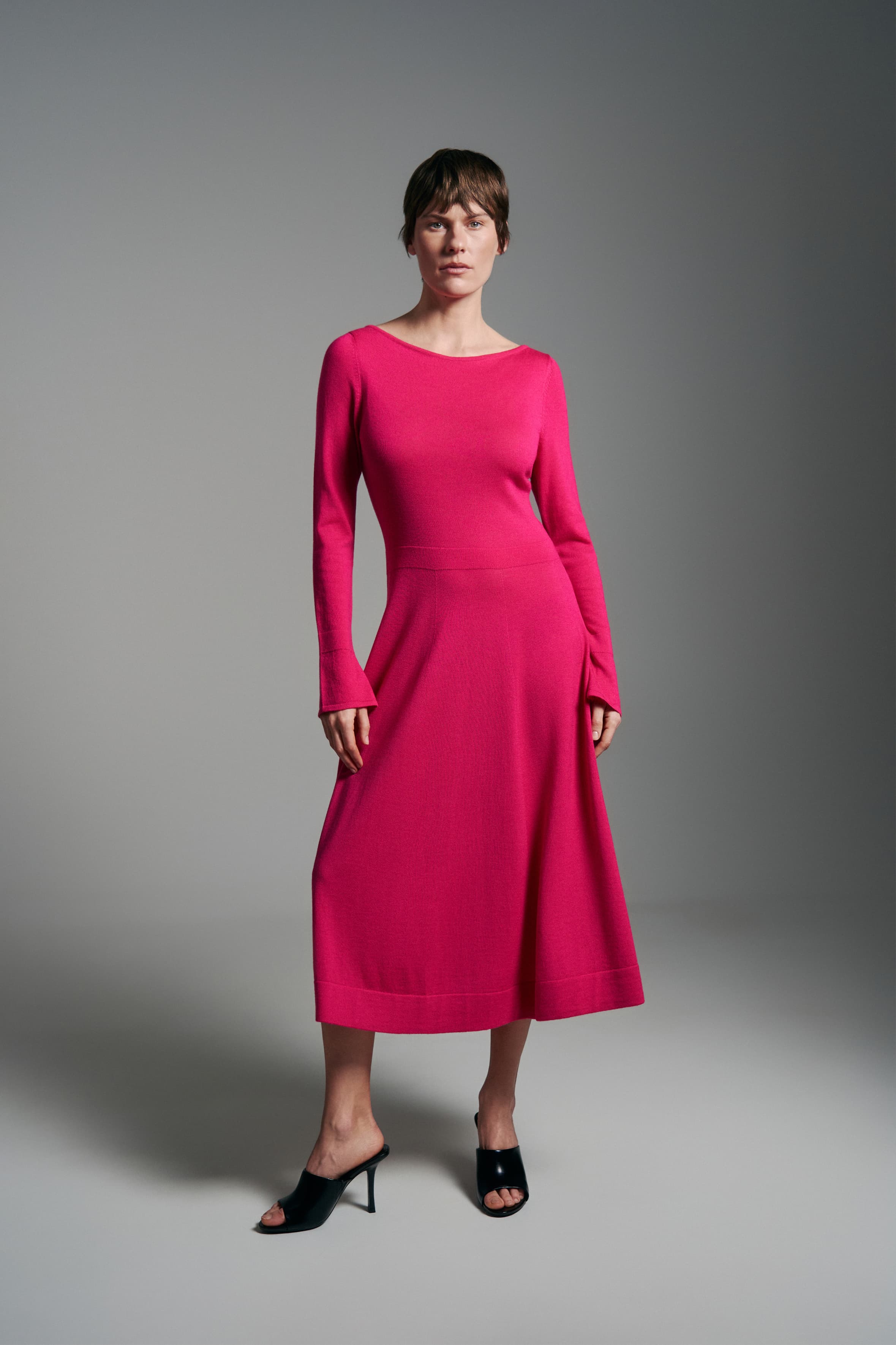 Ausgestelltes Midikleid