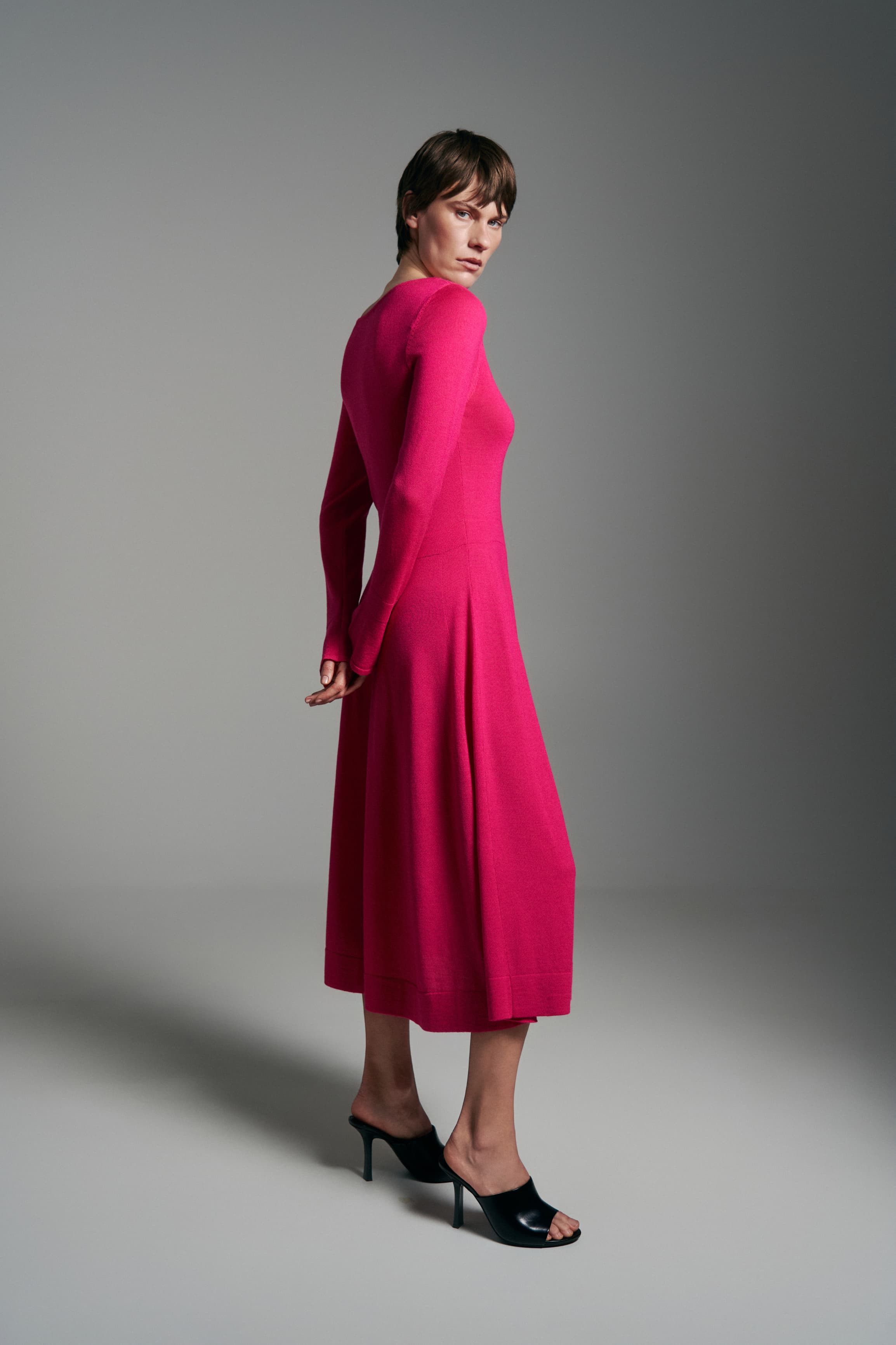 Ausgestelltes Midikleid