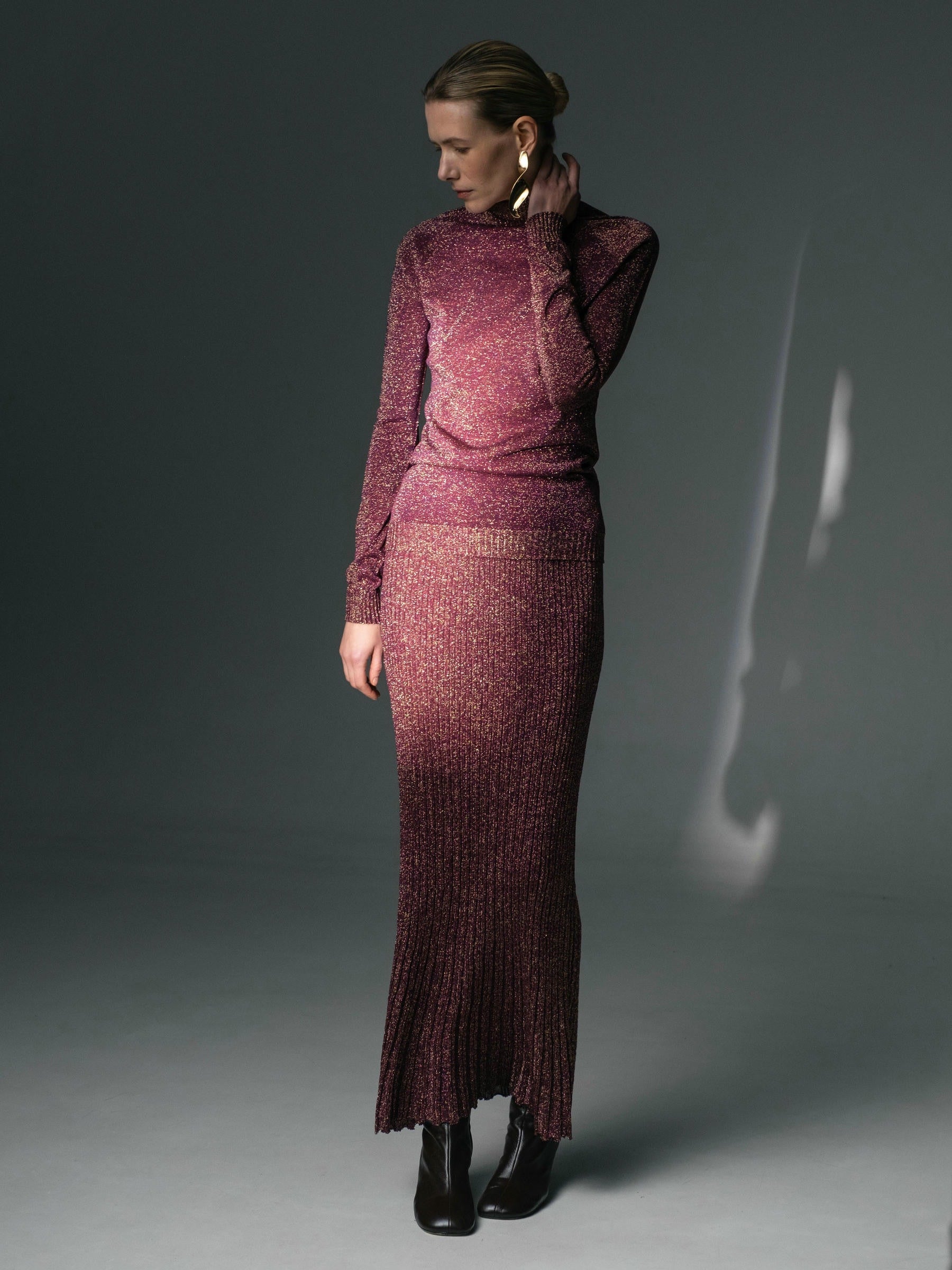 Soft shimmer pink-gold lurex turtleneck sweater with slim fit on model – Viamaro