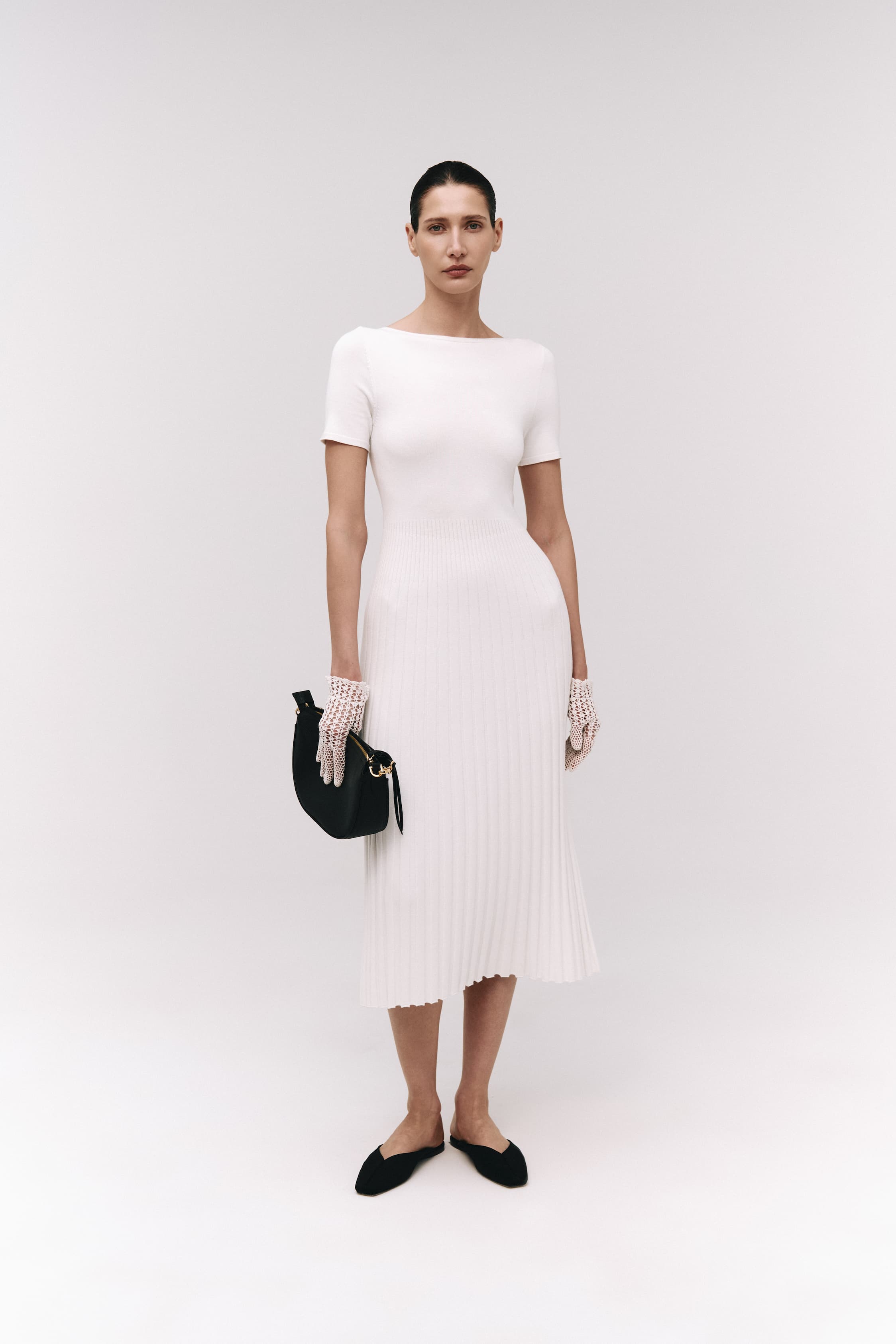 Плісирована сукня з короткими рукавами