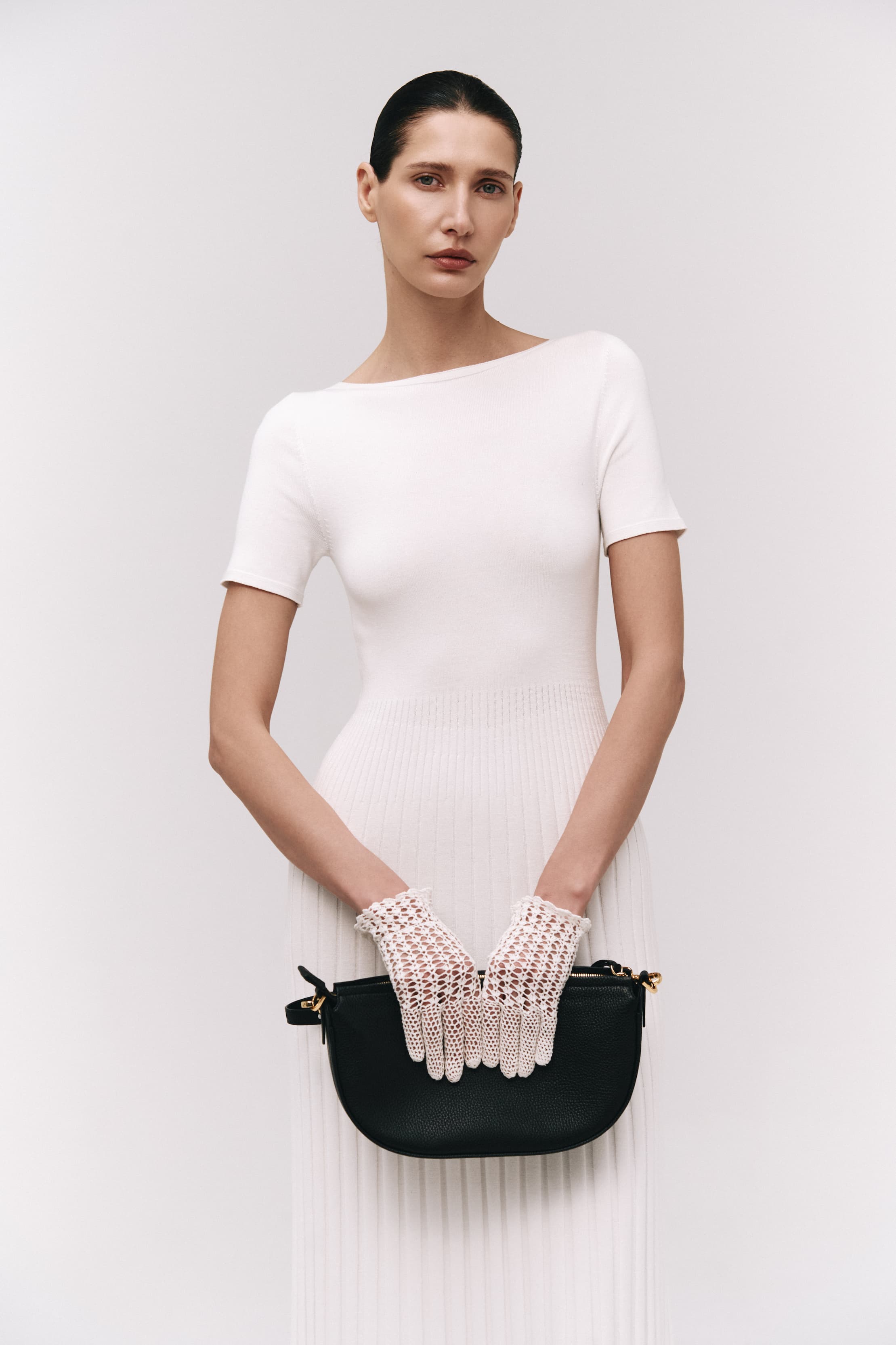 Плісирована сукня з короткими рукавами